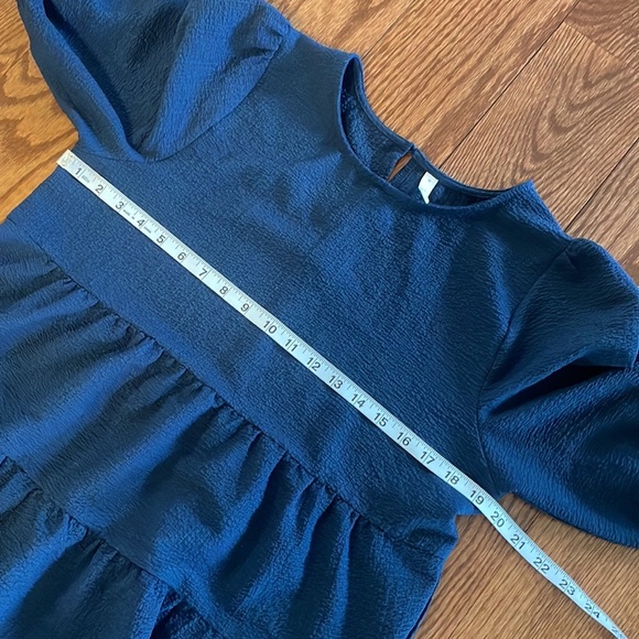 Navy blue tiered ruffled blouse textured stretch 1/2 sleeve crew round neck Med - Picture 8 of 12